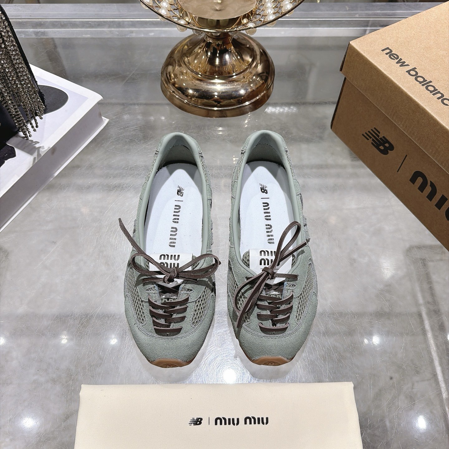 미우미우 × 뉴발란스 530 SL 스웨이드 로우탑 스니커즈