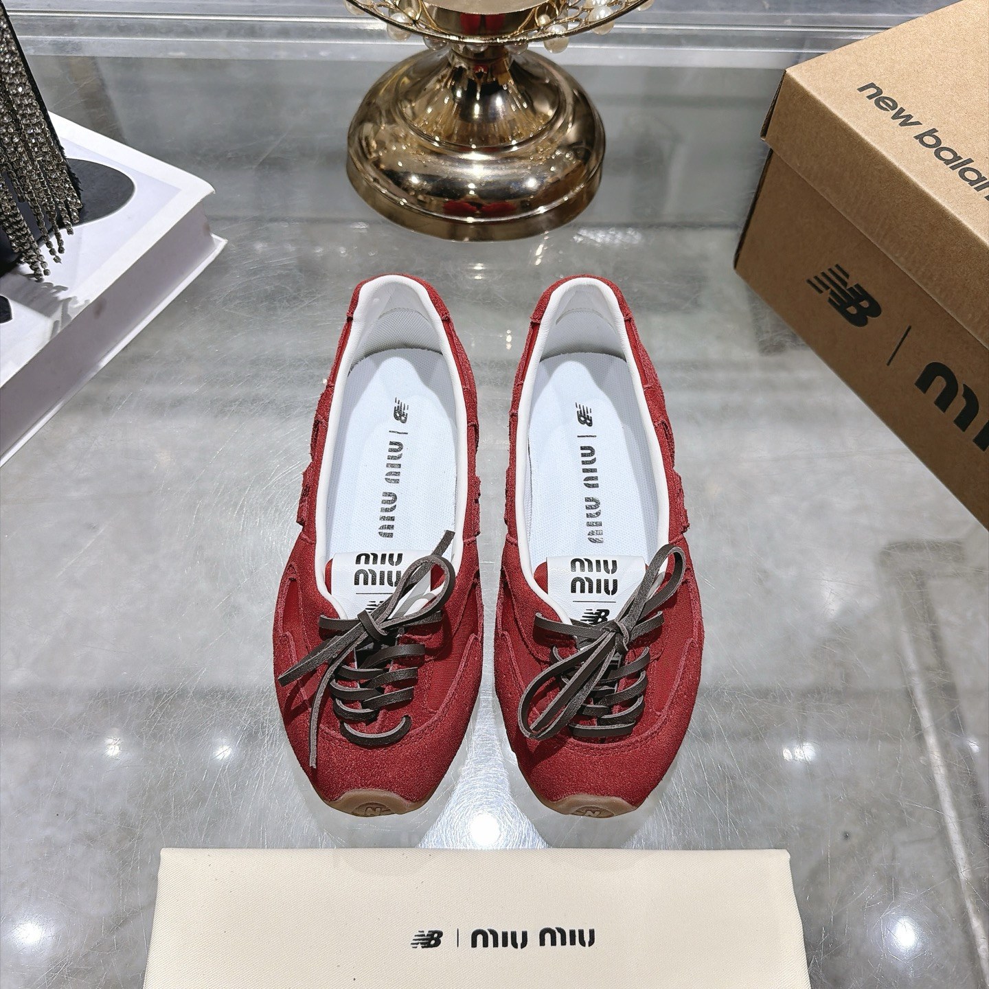미우미우 × 뉴발란스 530 SL 스웨이드 로우탑 스니커즈