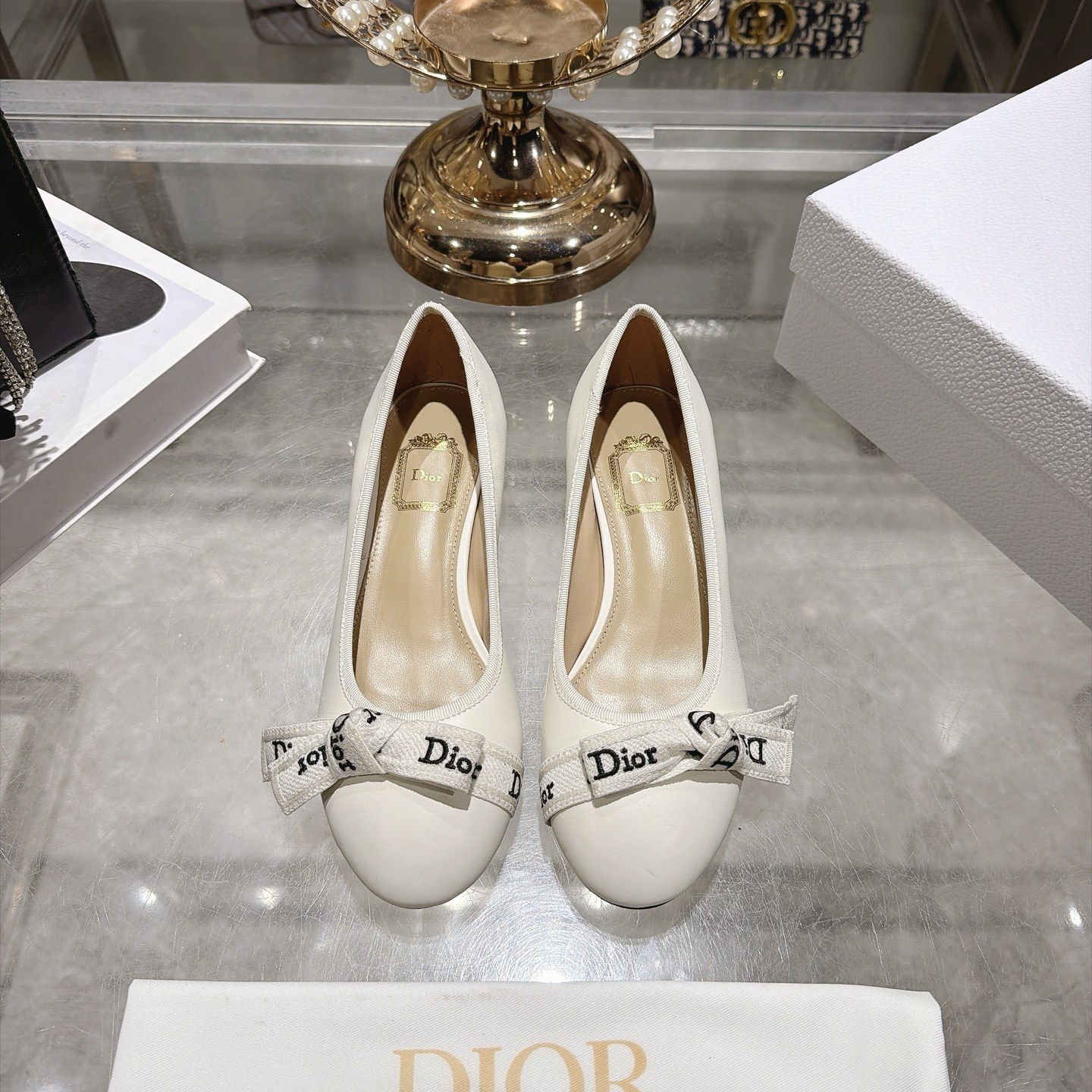 디올 Dior 로고 리본 보우 미드힐 펌프스