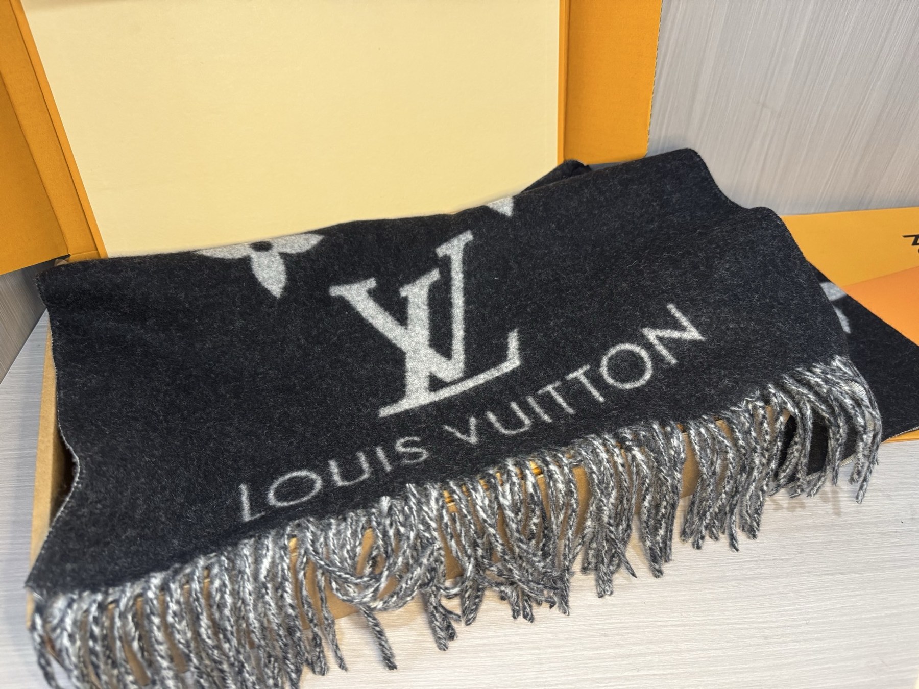 루이비통 LV 로고 프린지 머플러