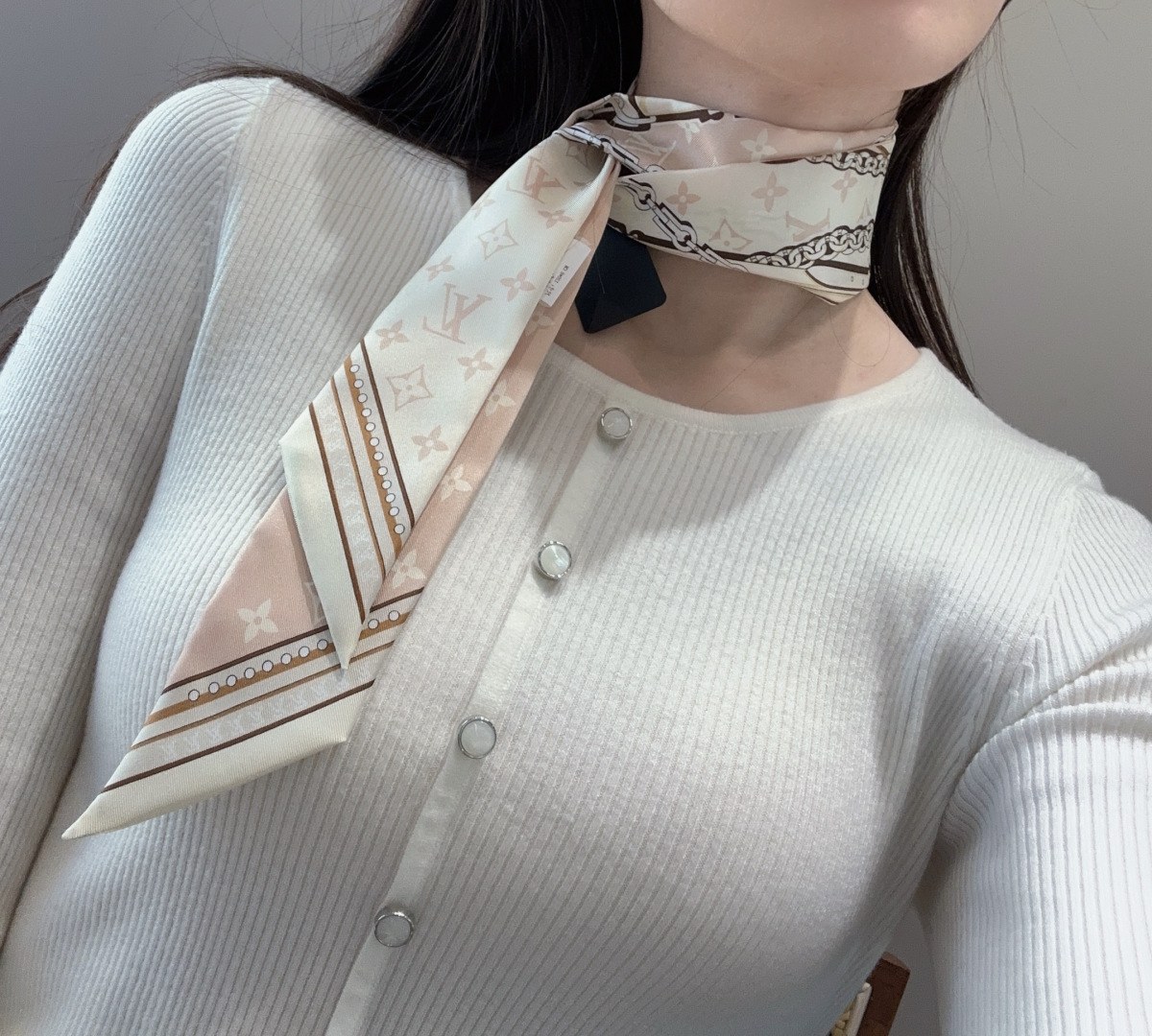 루이 비통 모노그램 체인 프린트 실크 방도 스카프