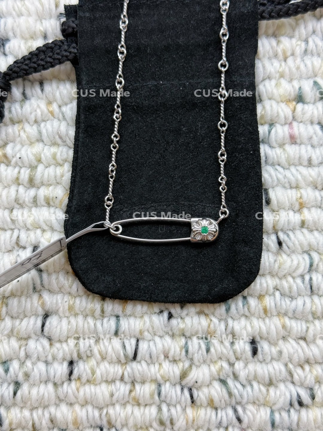 크롬하츠 에메랄드 세이프티 핀 플로럴 크로스 체인 네크리스