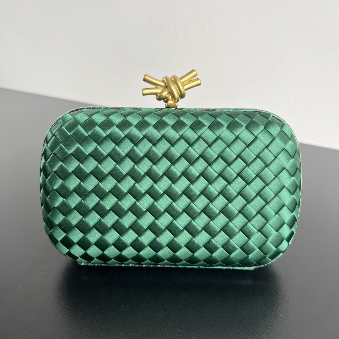 보테가 베네타 인트레치아토 새틴 노트 클러치