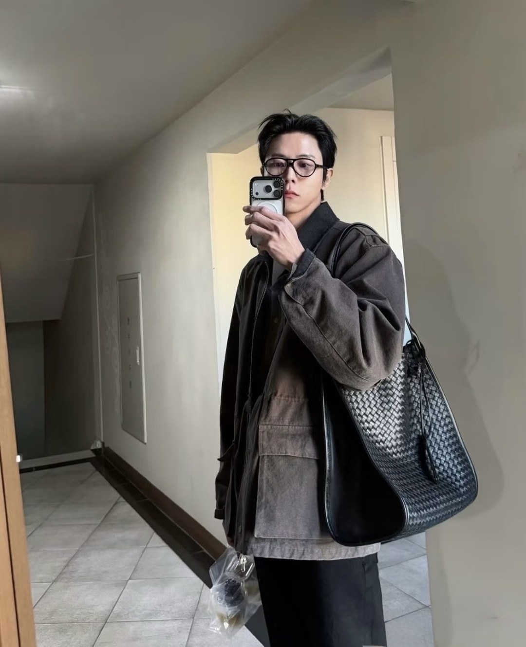 보테가 베네타 인트레치아토 레더 라지 숄더 토트백