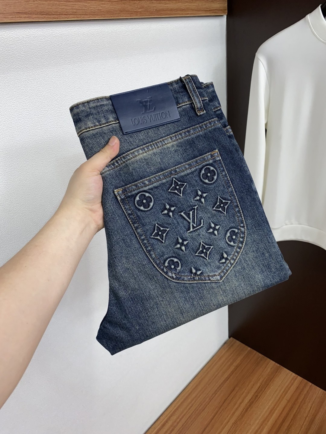 루이비통 LV 모노그램 엠보싱 백 포켓 데님 진