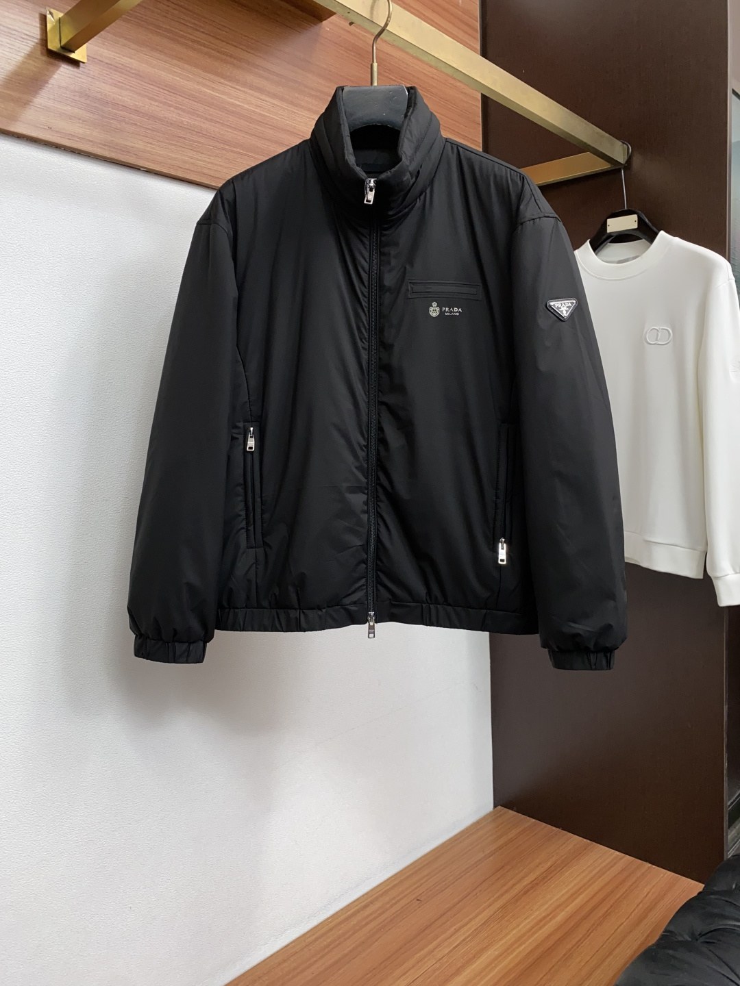 프라다 리나일론 삼각 로고 패치 패딩 집업 재킷