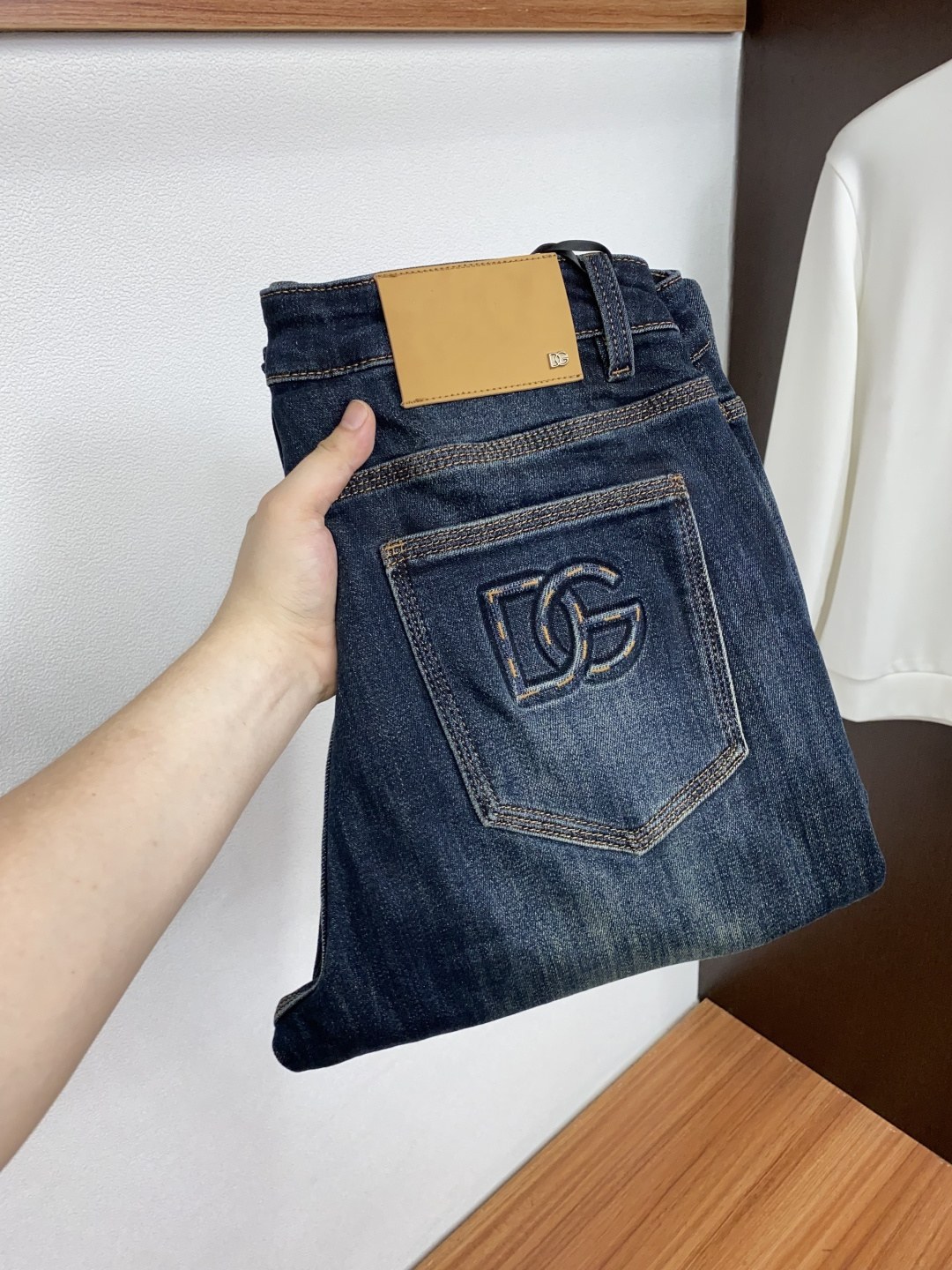 돌체앤가바나 DG 로고 백포켓 슬림핏 데님 진