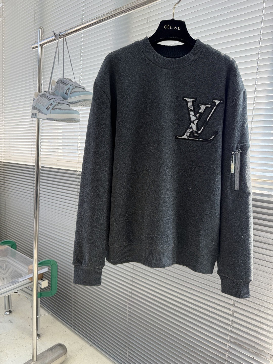 루이 비통 LV 모노그램 자수 패치 지퍼 슬리브 플리스 크루넥 스웨트셔츠