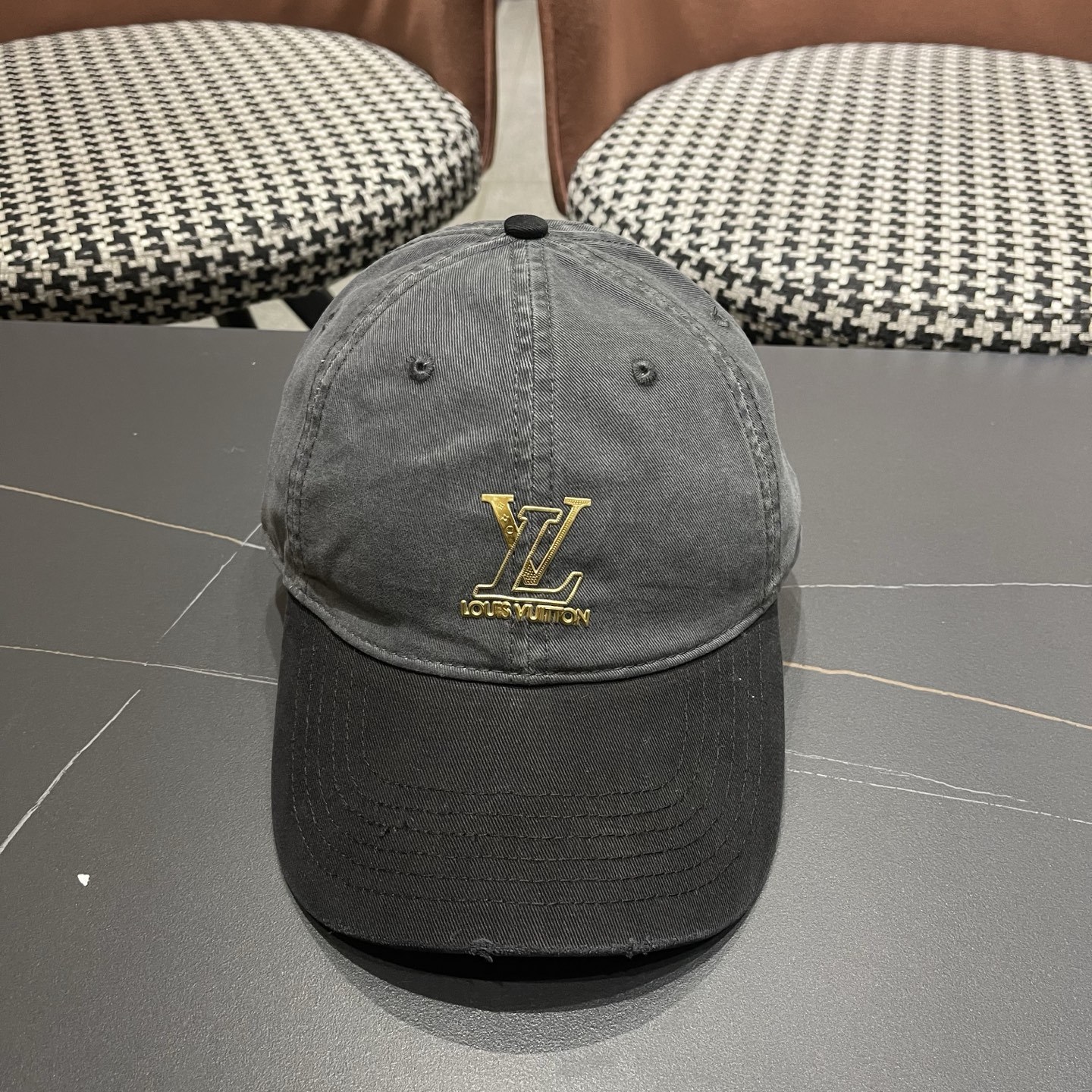 루이비통 LV 메탈 로고 워시드 코튼 볼캡