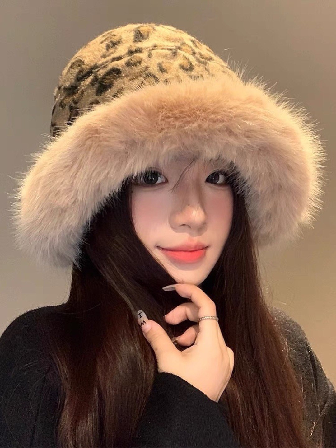 루이 비통 레오파드 퍼 트리밍 버킷 햇