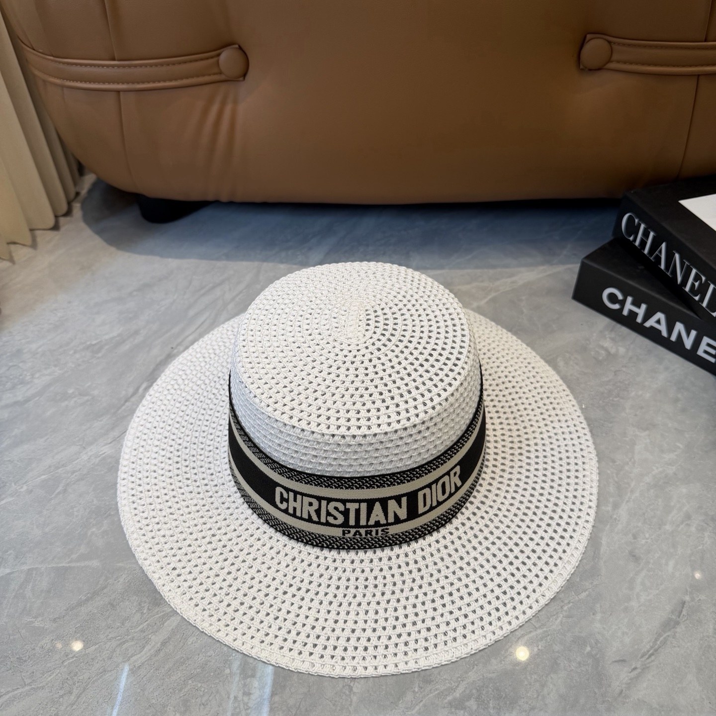 디올 CHRISTIAN DIOR PARIS 로고 밴드 와이드 브림 스트로 햇