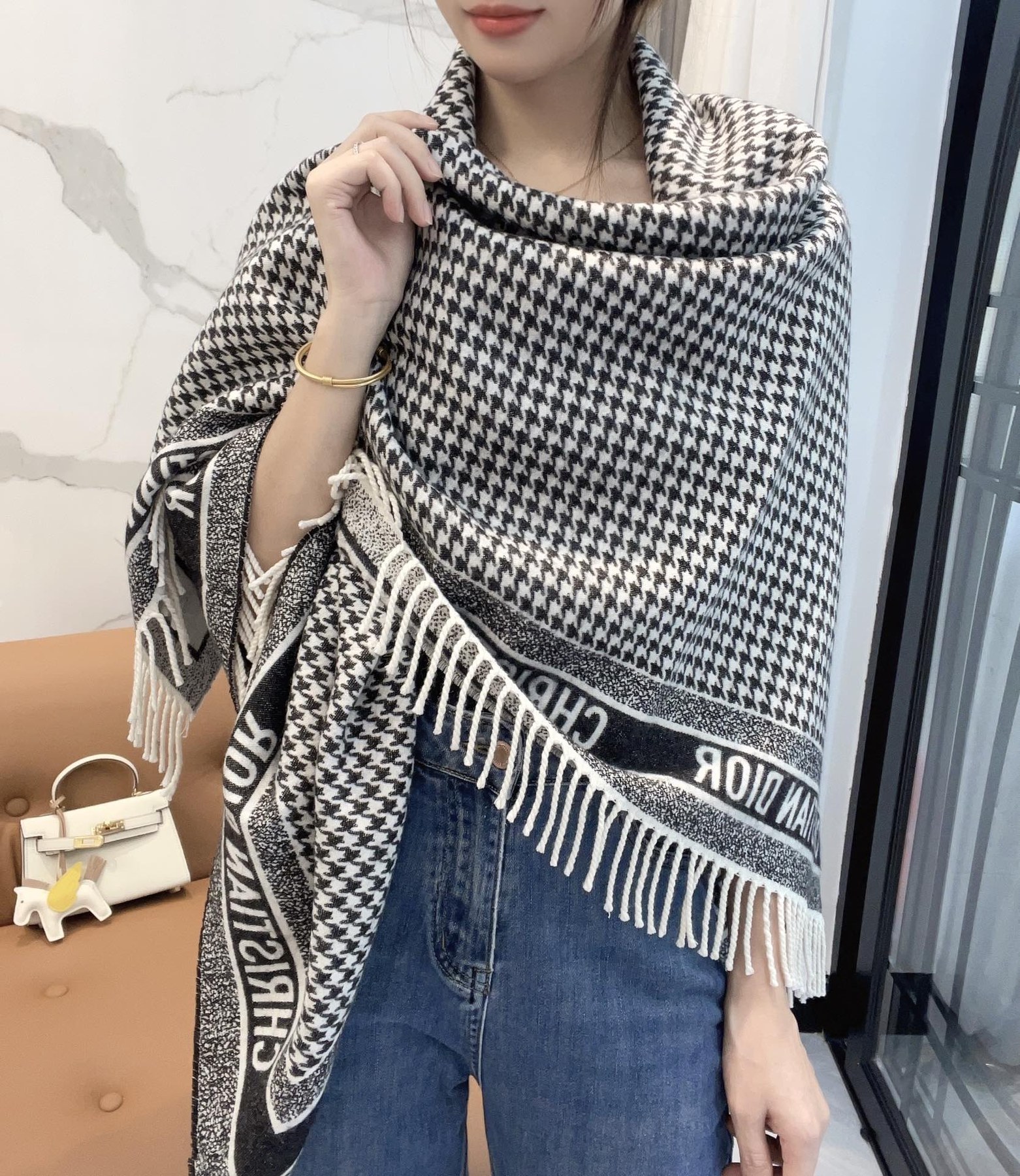디올 하운드투스 로고 프린지 스퀘어 숄