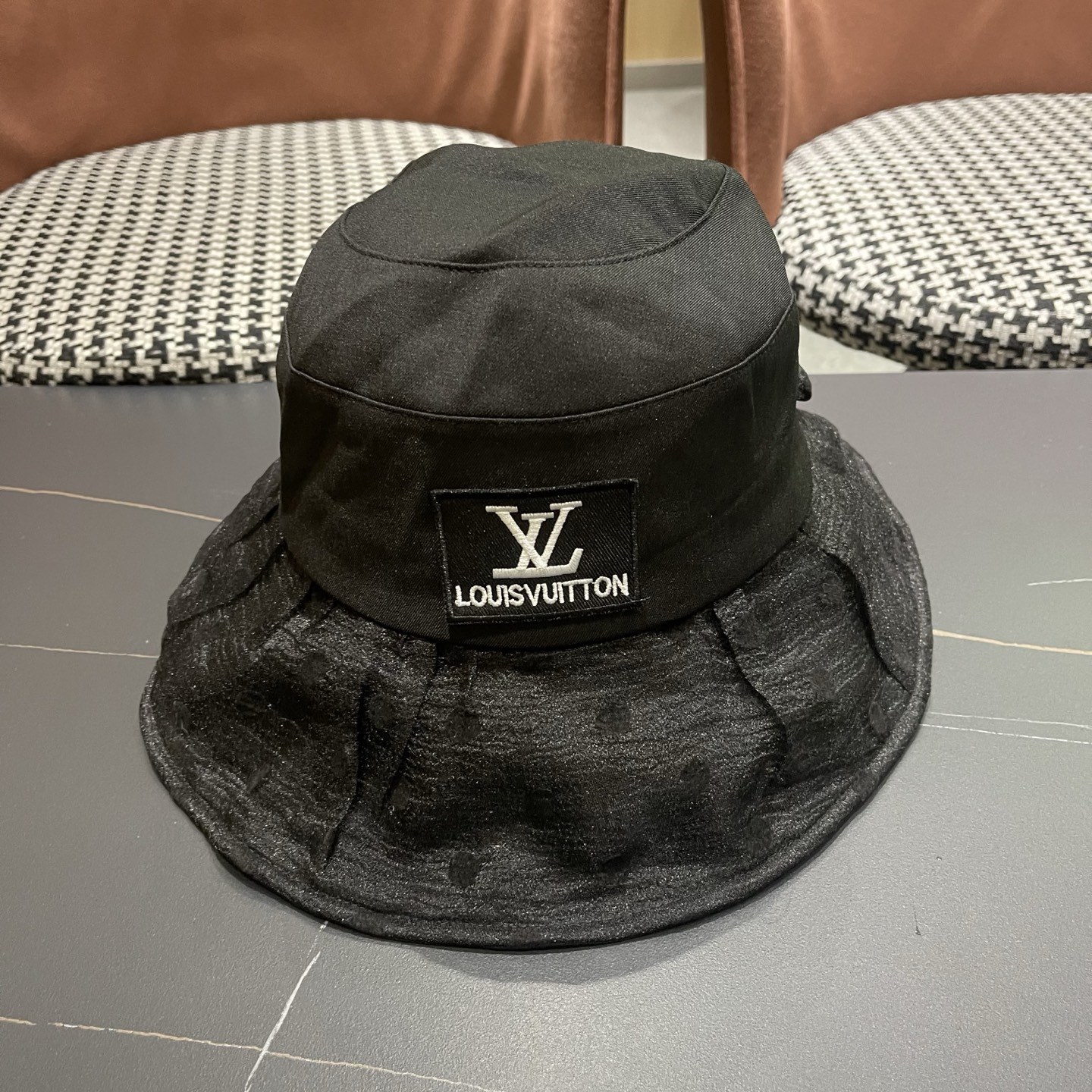루이비통 LV 로고 패치 레이스 리본 와이드 브림 버킷햇