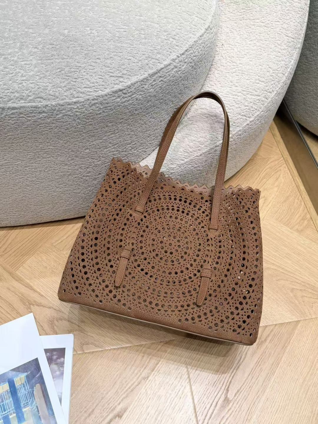 알라이아 미나 32 레이저 컷 펀칭 토트백